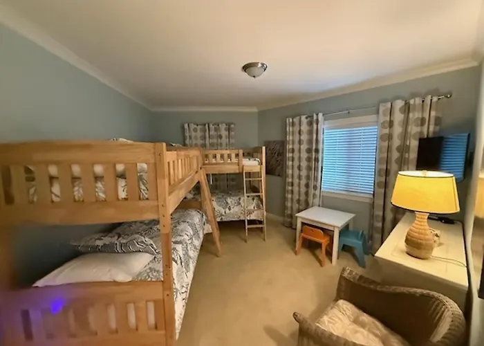 Holiday home Ocean View Steps From The With Balcony Wifi Ac & Shared Pool *