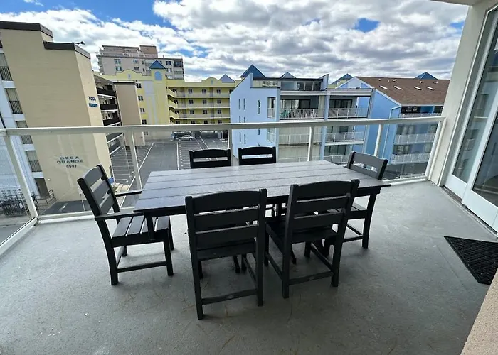Ocean View Steps From The With Balcony Wifi Ac & Shared Pool Holiday home *